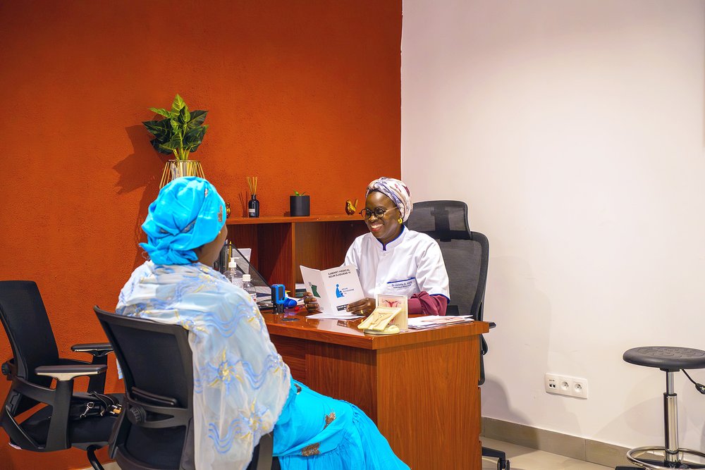 Médecin en consultation avec une patiente dans une clinique à Dakar