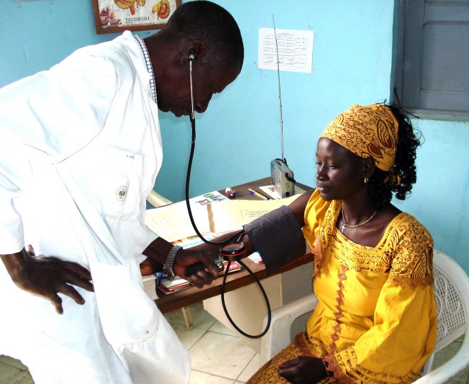 Consultation médicale et prise de tension dans un centre de santé au Sénégal